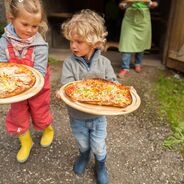 Pizza nights are a firm favourite with all of our guests 🍕#pizzanight #featherdownfarms #familyfriendly #parentfriendly