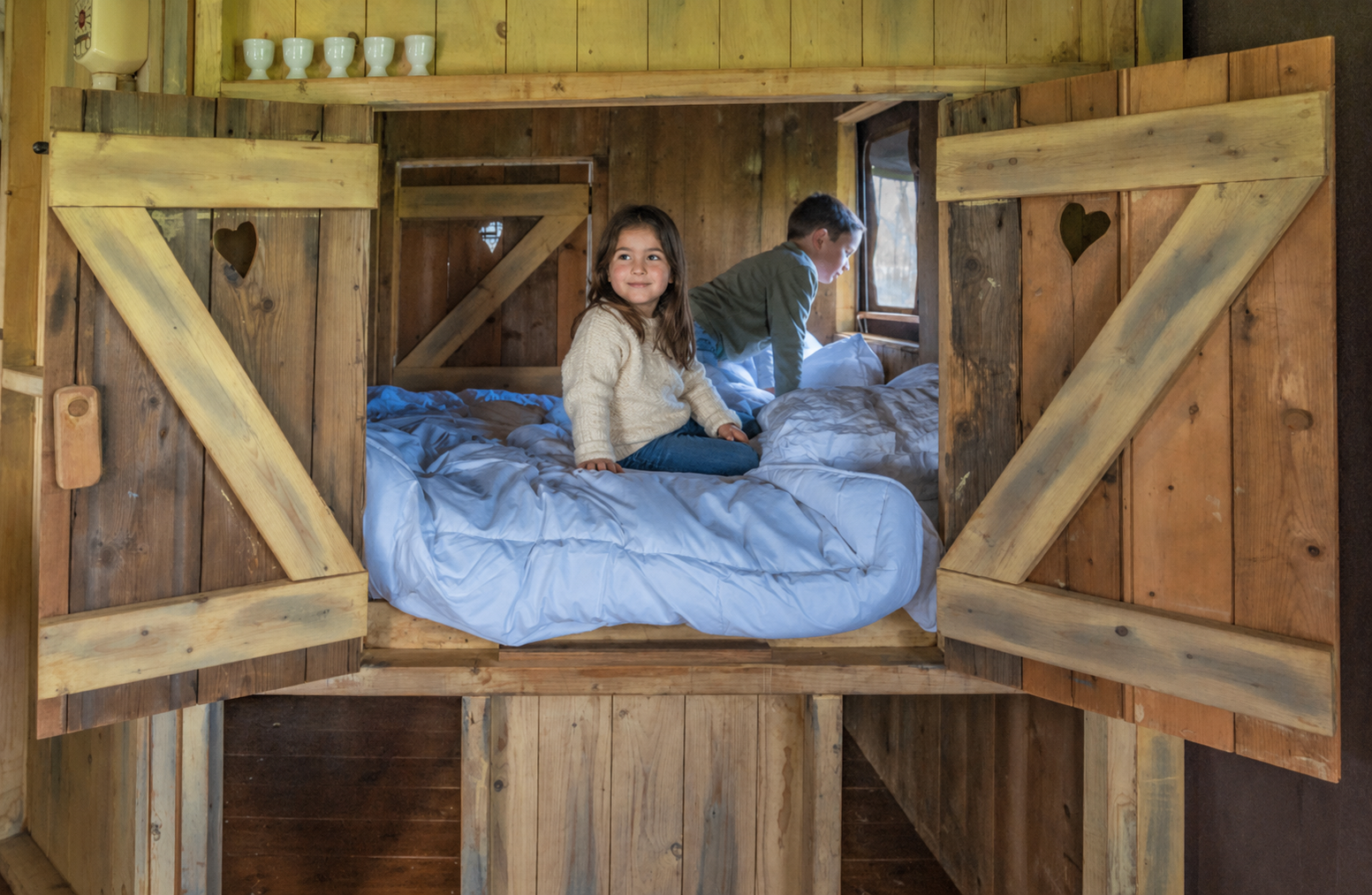 enfants dans le lit cabanes de l'ecolodge