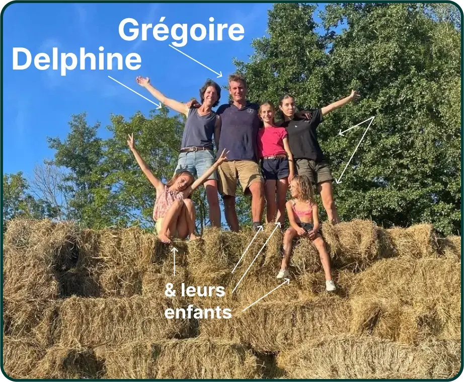 Famille d'agriculteur sur du fouin à la ferme de fontenille