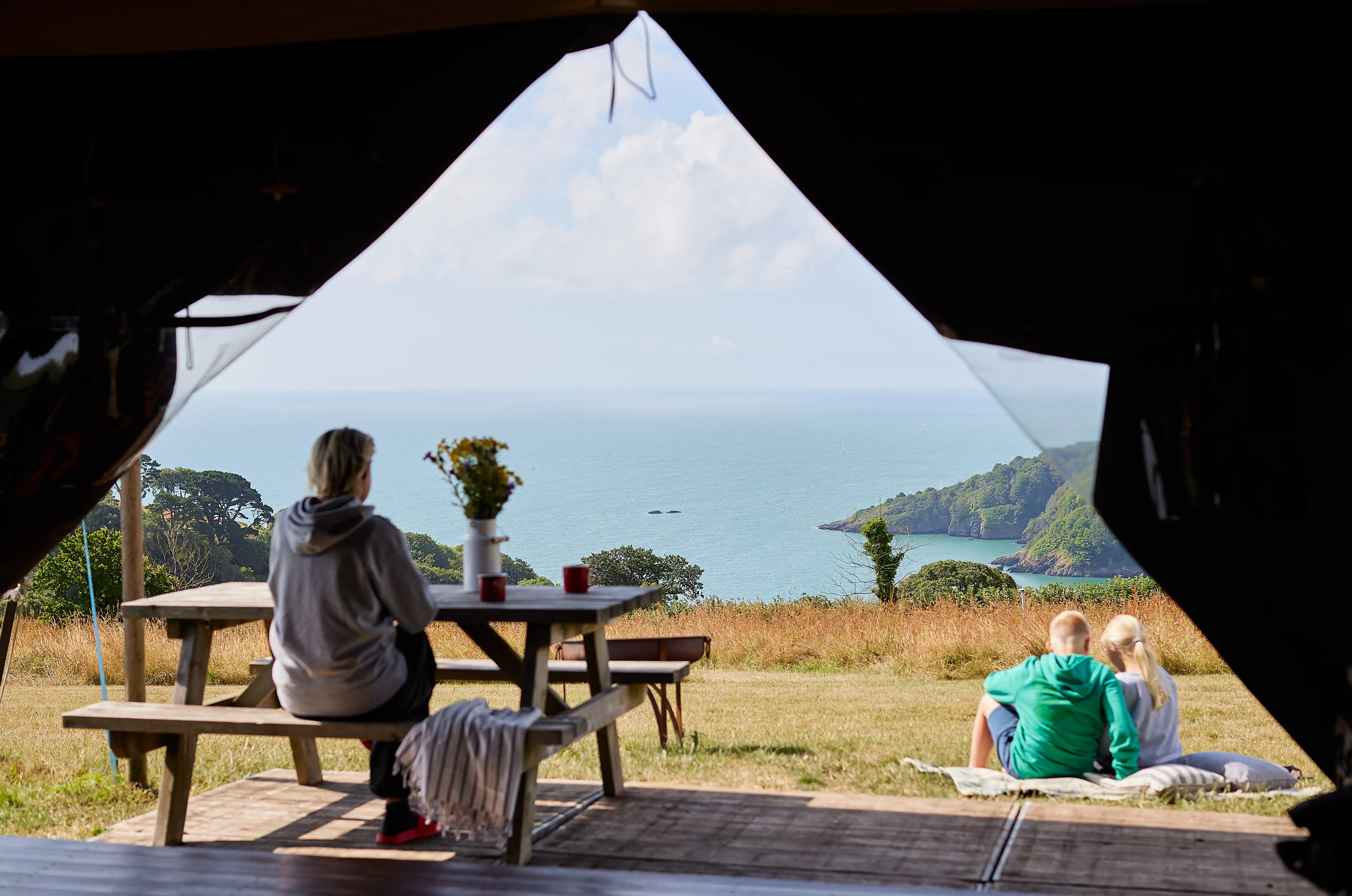 une mère et ses enfants qui contemple la vue depuis son ecolodge et sans son téléphone