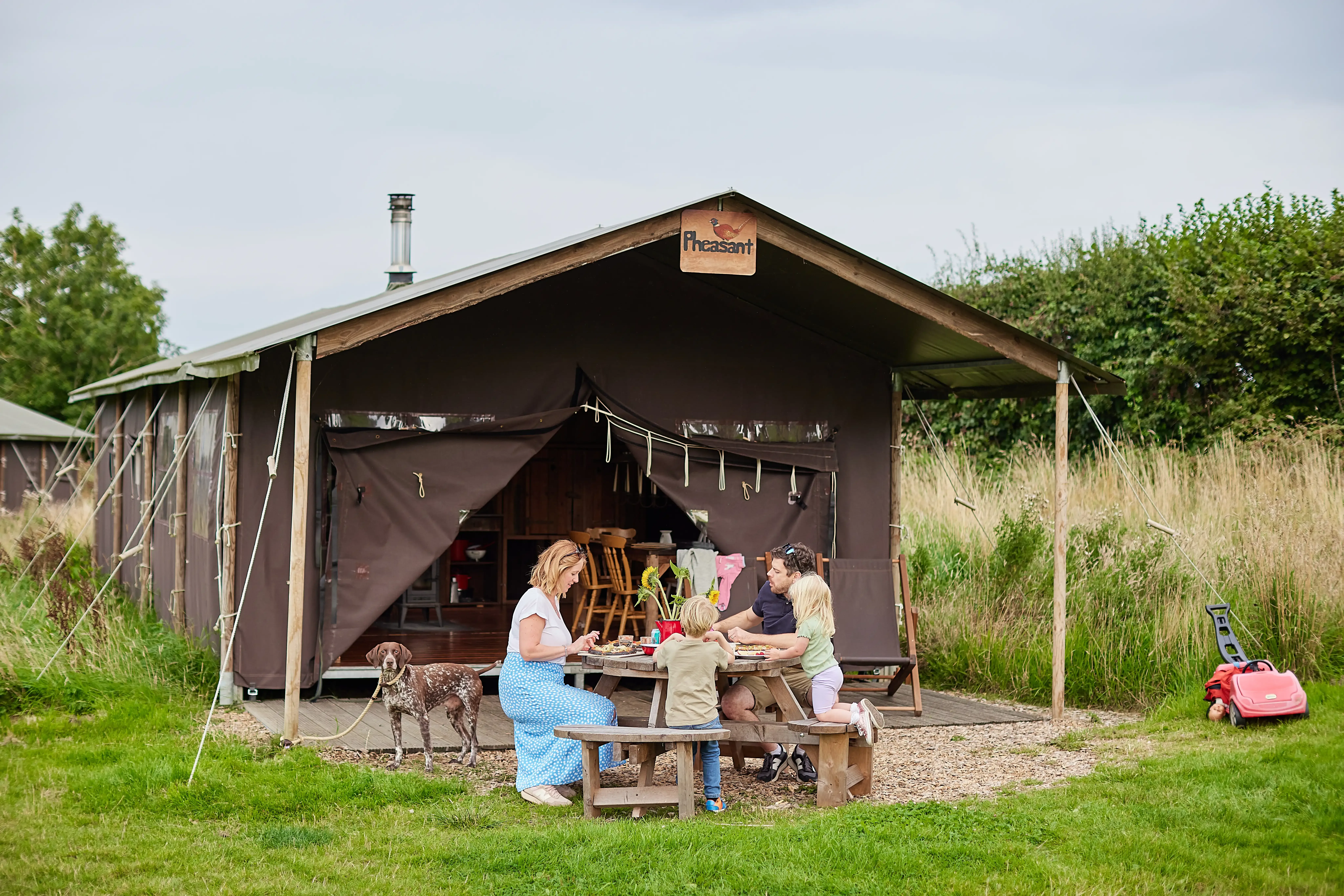 Famille qui déjeune sur la terasse d'un ecolodge