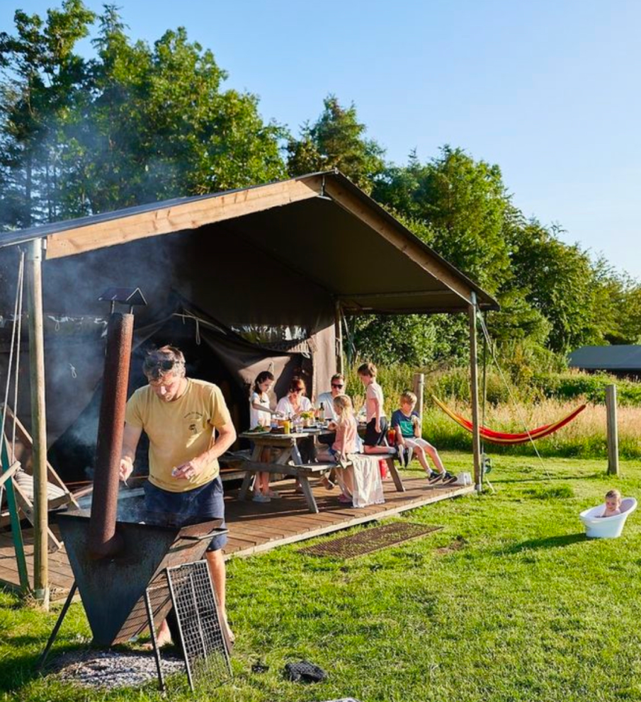 famille sur la terasse d'un ecolodge qui fait un barbecue