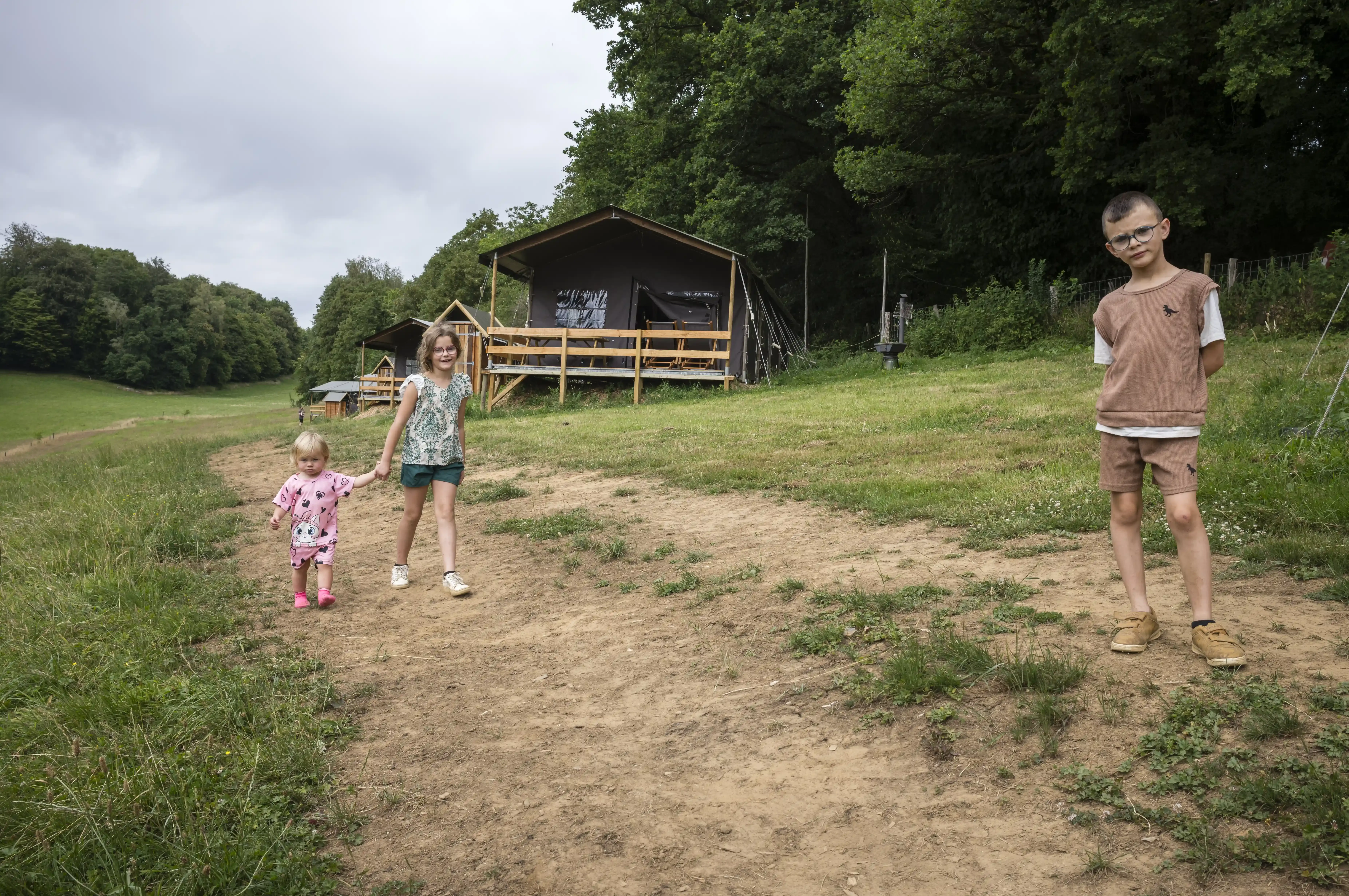 enfants devant les écolodges de la ferme