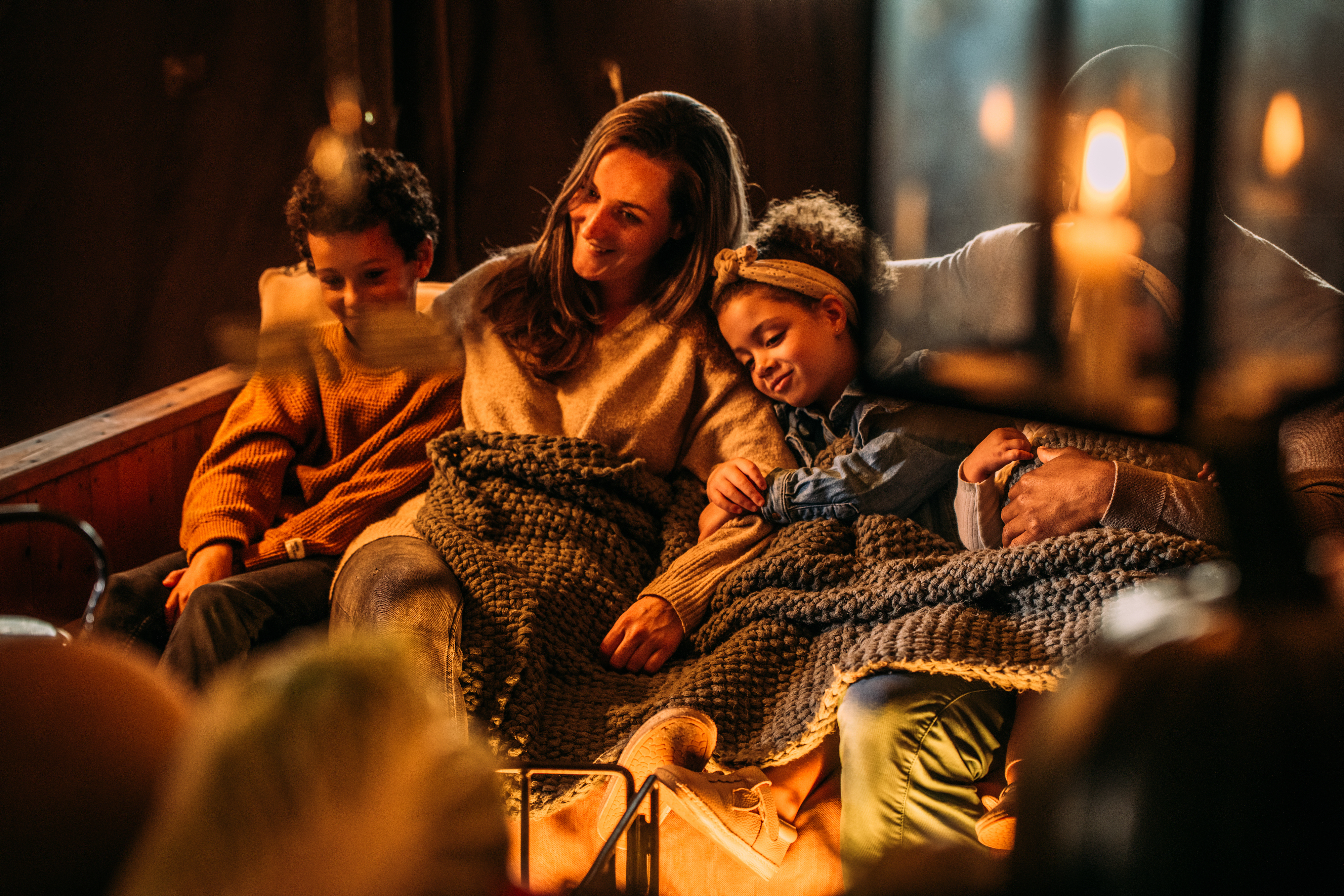 Maman et ses enfants au repos dans l'ecolodge